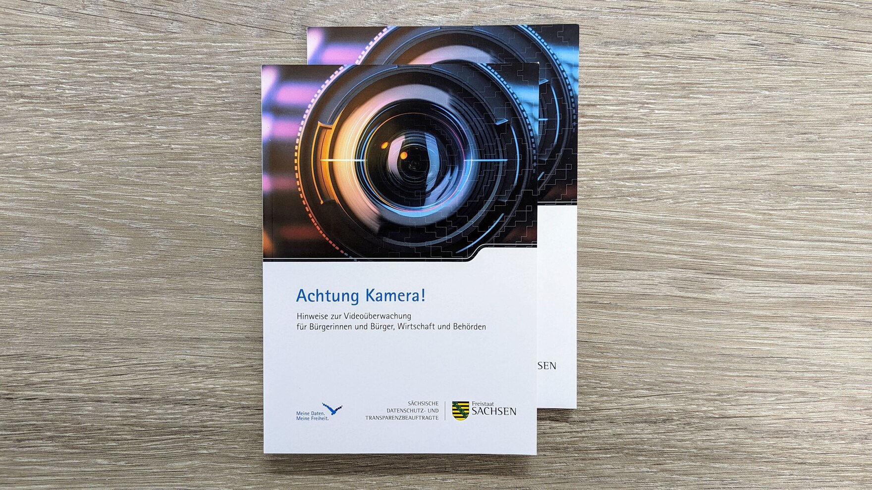 Zwei Exemplare der Broschüre »Achtung Kamera«