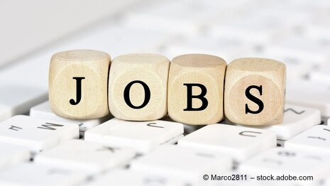 Vier Buchstabenwürfel aus Holz liegen mit der Bezeichnung "Jobs" auf einer weißen Computertastatur (Foto: © Marco 2811 – stock.adobe.com)