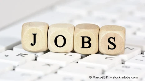 Vier Buchstabenwürfel aus Holz liegen mit der Bezeichnung "Jobs" auf einer weißen Computertastatur (Foto: © Marco 2811 – stock.adobe.com)