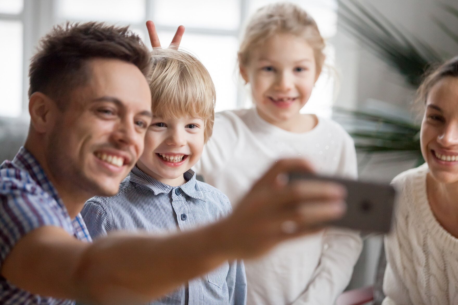 Eine Familie macht ein Selfie.