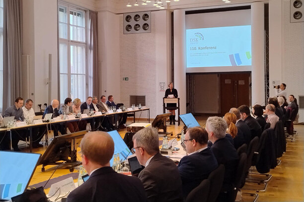 Mitglieder der Datenschutzkonferenz sitzen in U-Form an Tischen mit ihren Laptops