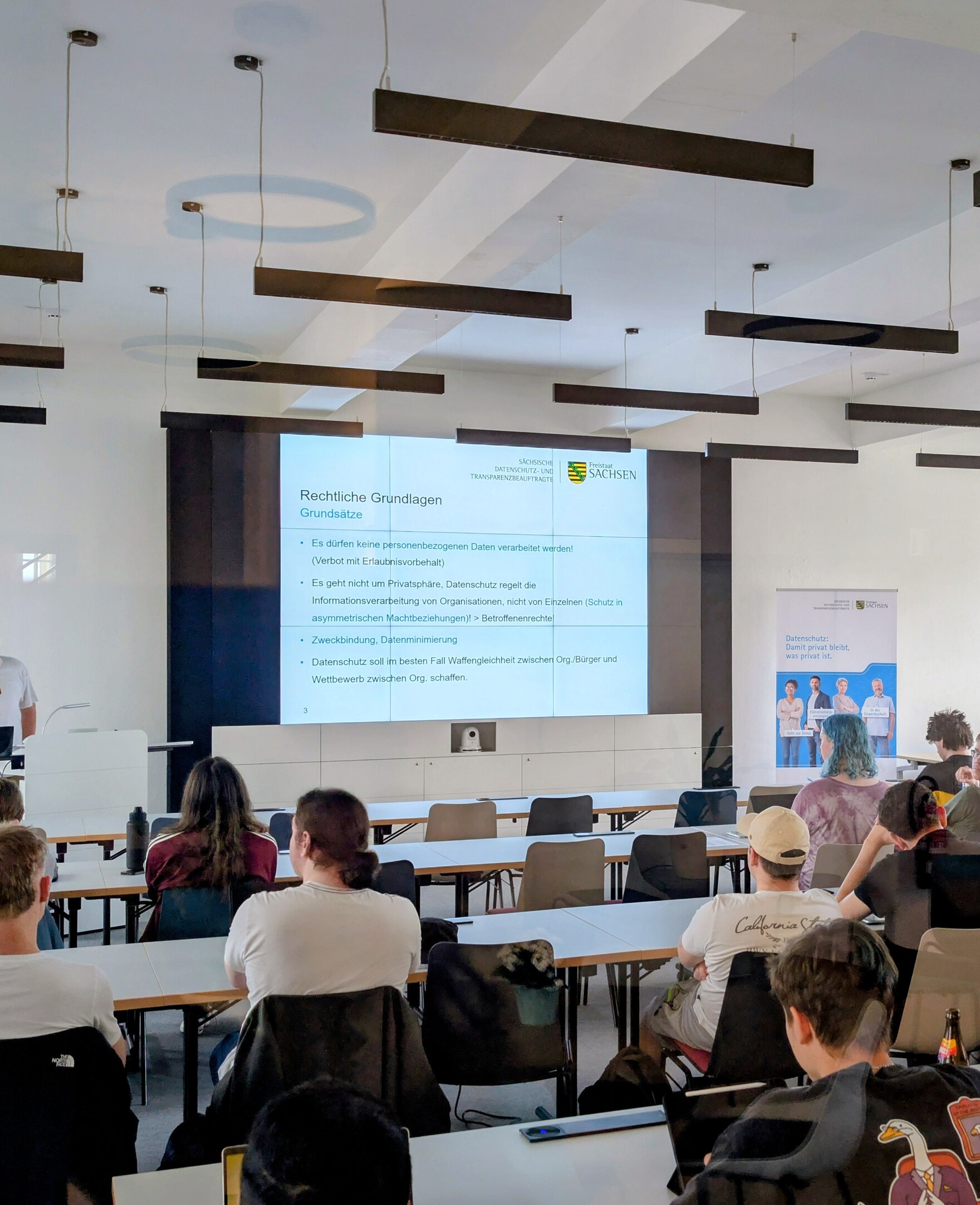 Auszubildende an Tischen sitzend in einem Schulungsraum der Sächsischen Datenschutz- und Transparenzbeauftragten