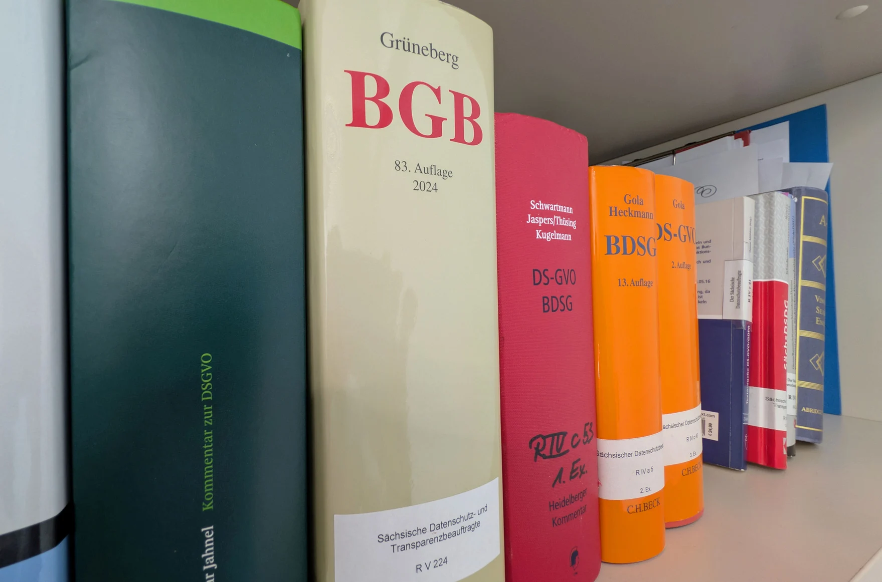 Regal mit einer Ausgabe des Bürgerlichen Gesetzbuchs sowie weiteren Gesetzesbüchern