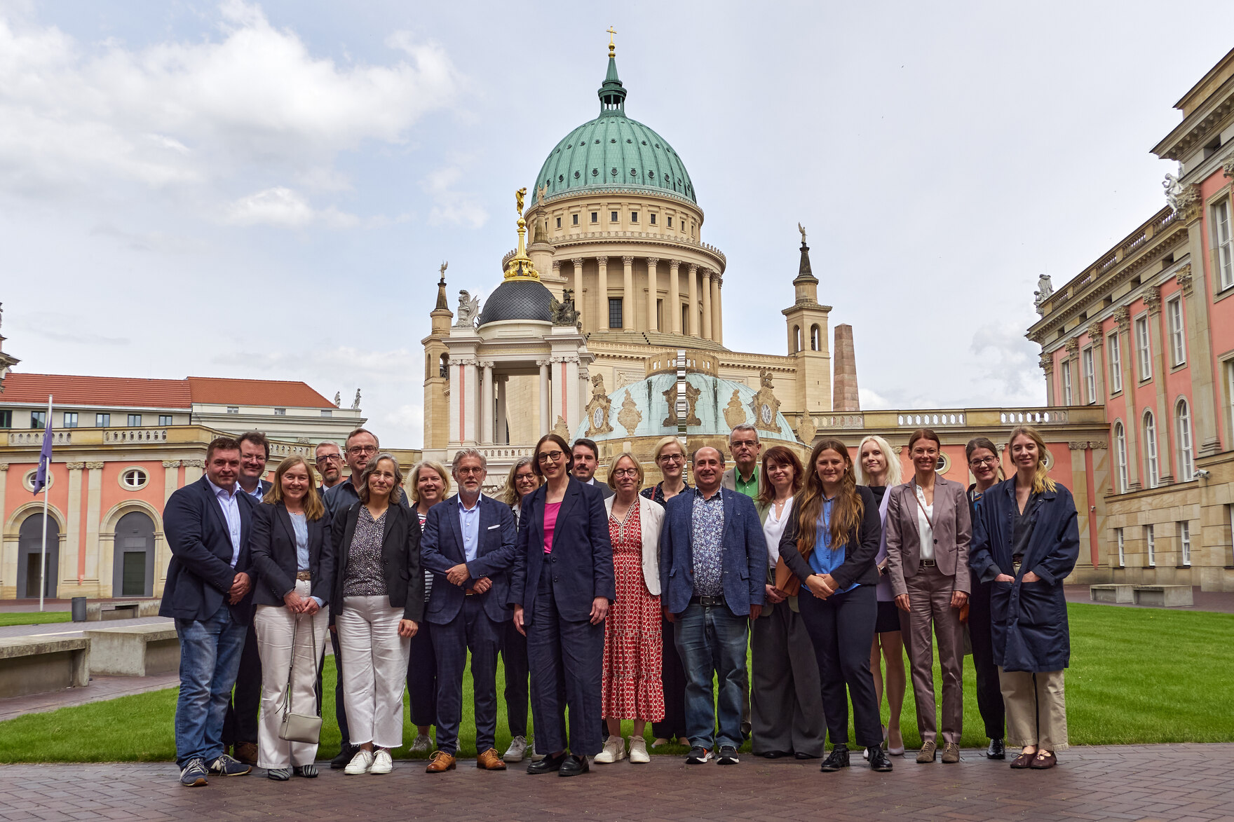 Gruppenfoto der IFK-Mitglieder vor der St. Nikolaikirche in Potsdam