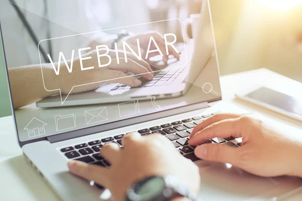 Laptop-Bildschirm mit der Aufschrift »Webinar«