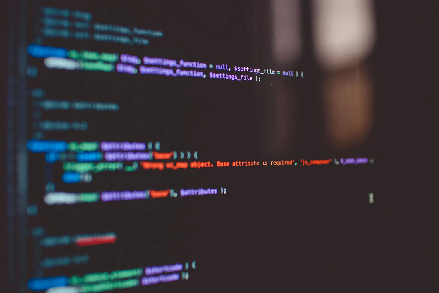 Nahaufnahme von buntem Programmiercode, der auf einem Computerbildschirm angezeigt wird.