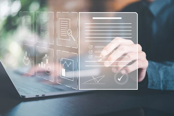Person vor einem Laptop mit transparenten virtuellen Dokumenten und Grafiken