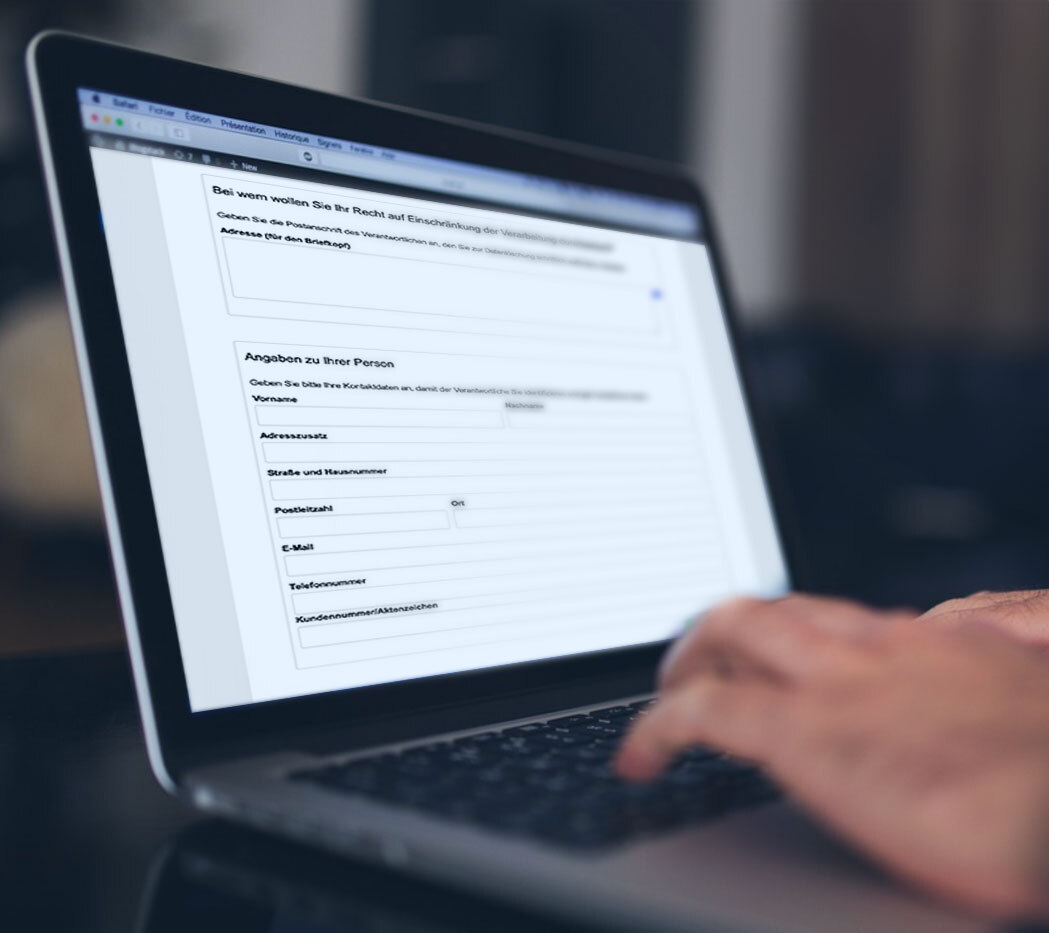 Notebook mit Anzeige des Online-Textgenerators