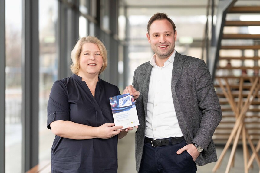 Übergabe des Tätigkeitsberichts an den Präsidenten des Sächsischen Landtags Alexander Dierks Dr. Juliane Hundert steht neben Landtagspräsident Alexander Dierks, der den Tätigkeitsbericht entgegennimmt.