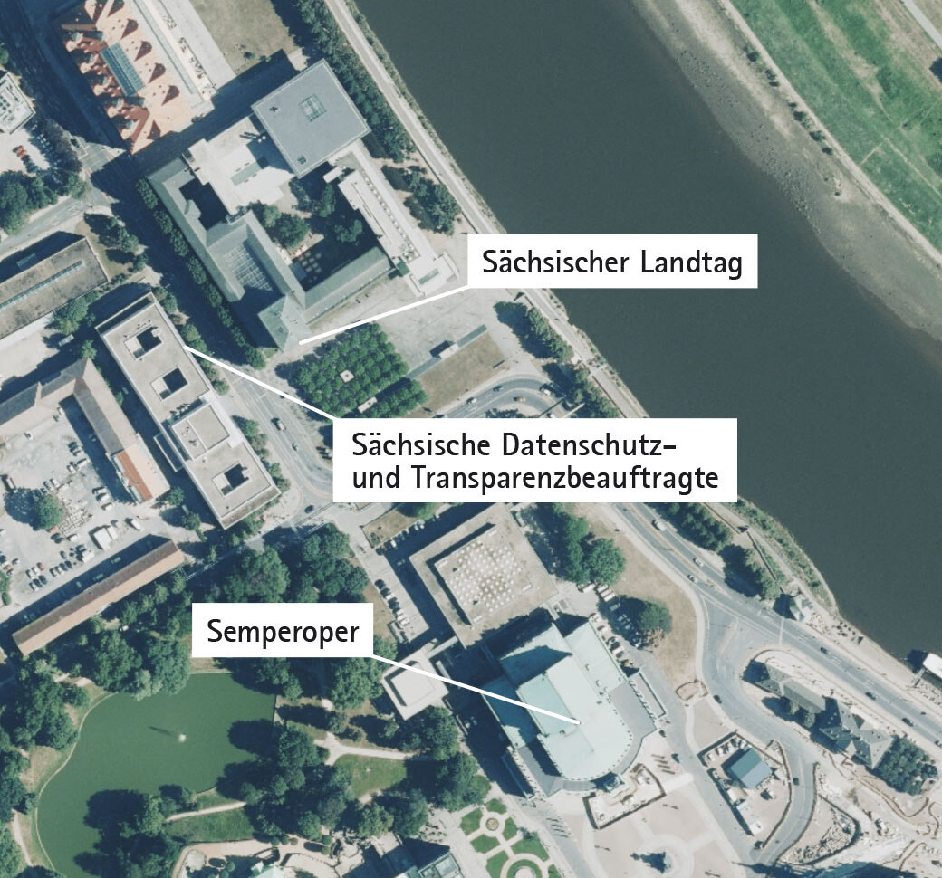 Eine Satellitenaufnahme zeigt die Dienststelle der Sächsischen Datenschutz- und Transparenzbeauftragten und die umliegenden Gebäude Semperoper und Sächsischer Landtag.