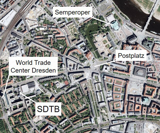 Eine Satellitenaufnahme zeigt die Dienststelle der Sächsischen Datenschutz- und Transparenzbeauftragten mit markanten Bauwerken in der Umgebung (World Trade Center Dresden, Semperoper, Postplatz).